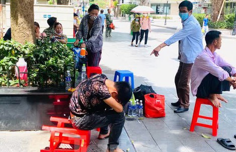 Từ chiếc ghế nhựa trong bệnh viện