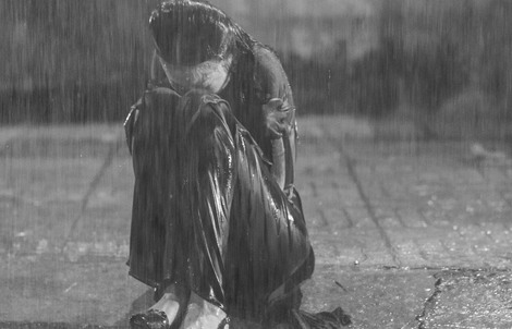Lý do gì khiến siêu mẫu Thanh Hằng phải ngồi bệt vỉa hè, khóc nghẹn dưới mưa tầm tã
