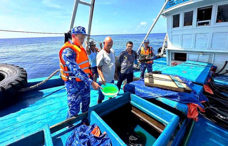 Bắt tàu vận chuyển hơn 150.000 lít dầu trái phép trên vùng biển Tây Nam.