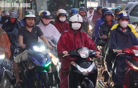 Chiếc áo mưa sau yên xe