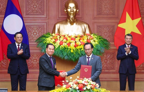 Thủ tướng Lê Minh Hưng và Thủ tướng Lào chứng kiến ký 4 văn kiện hợp tác