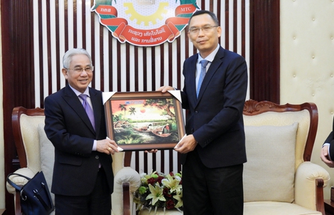 Trường Đại học Cửu Long làm việc với Bộ Công nghệ và Truyền thông Lào