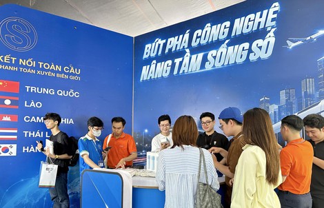 Gian hàng của Sacombank thu hút khách quốc tế tại Lễ hội Tài chính số 2026