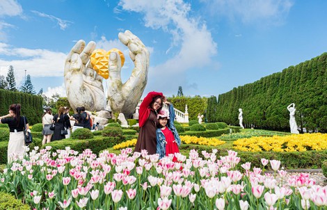 Du khách miền Trung – Tây Nguyên nô nức trẩy hội Bà Nà Hills