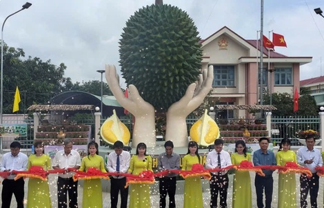 Khánh thành biểu tượng đôi bàn tay nâng đỡ trái sầu riêng ở Đồng Tháp