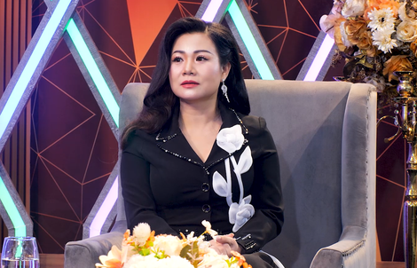 Dương Hồng Loan "rách áo dài" giữa lúc chạy show Tết