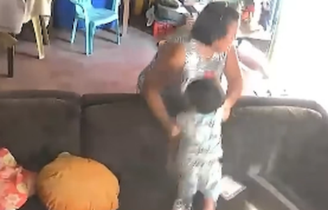 VIDEO: Người bà lao nhanh trong động đất Philippines, lấy thân mình bảo vệ cháu