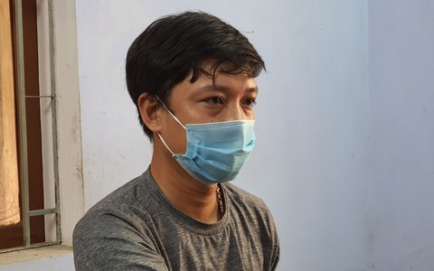 Tên cướp liều lĩnh giật dây chuyền trên cổ chủ tiệm tạp hóa