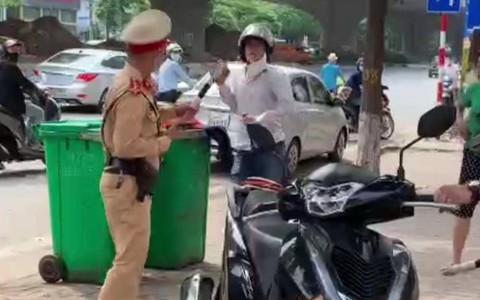 Người đàn ông đi xe SH vượt đèn đỏ, cầm gạch tấn công CSGT