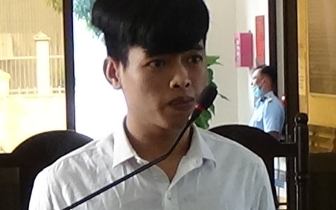 Chủ tọa đang tuyên án, bị cáo đá vào bục khai báo, đánh rớt micro