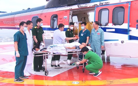 VIDEO: Trực thăng hạ cánh xuống sân đỗ Bệnh viện Quân y 175