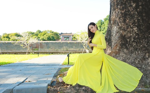 Hoa hậu Lương Kỳ Duyên diện áo dài dịu dàng trong Đại nội Huế
