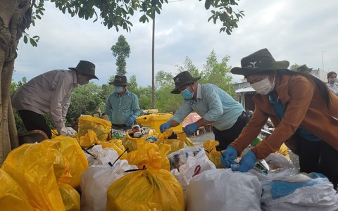 Nông dân Đồng Tháp thu gom bao bì thuốc bảo vệ thực vật
