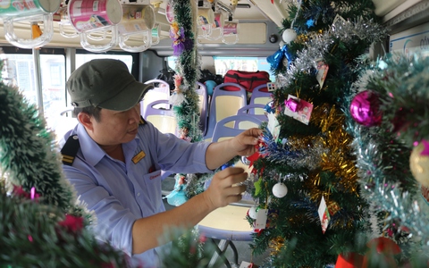 Tràn ngập không khí Giáng sinh trên chiếc xe buýt 86 ở TP HCM