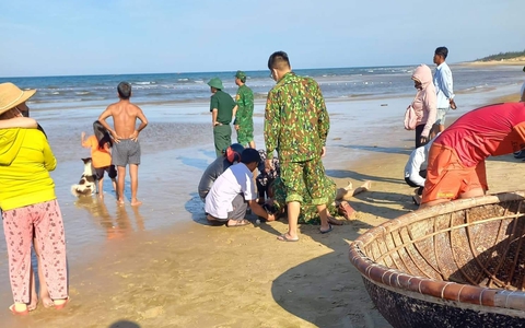 Quảng Nam: 2 học sinh đuối nước lúc tắm biển, 1 em tử vong