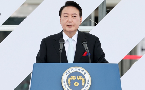 Tổng thống Hàn Quốc "chìa cành ô liu" cho cả Nhật Bản và Triều Tiên