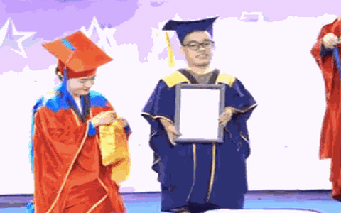 Xúc động hình ảnh hiệu trưởng “quỳ gối” trao bằng tốt nghiệp cho sinh viên đặc biệt