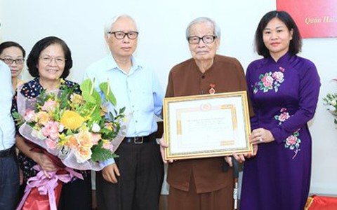 Trao Huy hiệu 85 tuổi Đảng cho đảng viên lão thành 100 tuổi