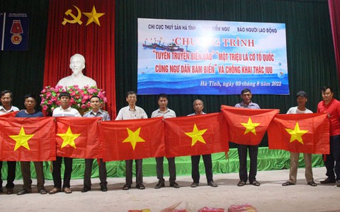 Trao tặng 2.000 lá cờ Tổ quốc cho ngư dân Hà Tĩnh