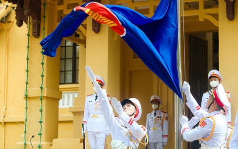 Thượng cờ kỷ niệm 55 năm thành lập ASEAN