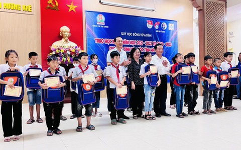 590 học sinh dân tộc thiểu số khu vực Bắc Trung Bộ nhận học bổng năm học mới