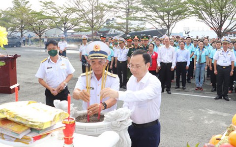 Đoàn đại biểu TP HCM thăm cán bộ, chiến sĩ và nhân dân vùng biển Tây Nam
