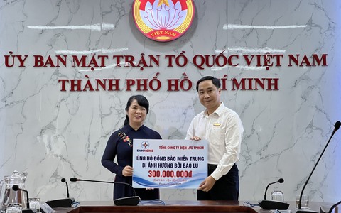 Doanh nghiệp TP HCM hỗ trợ gạo và tiền mặt cho đồng bào miền Trung