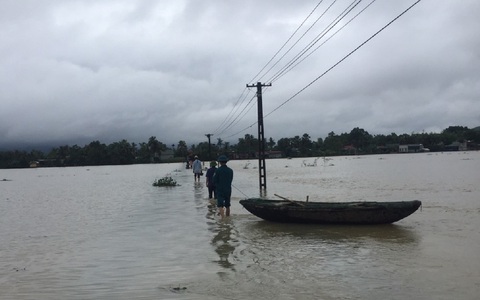 Hồ Yên Mỹ xả lũ sau mưa lớn, gần 200 hộ dân bị cô lập