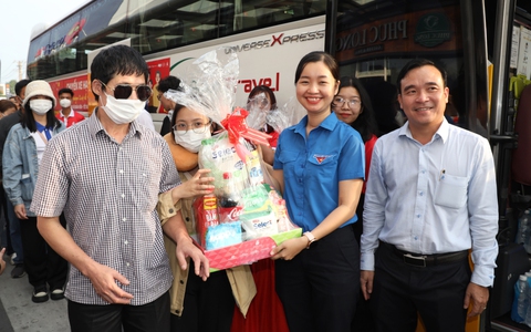 Saigon Co.op khởi hành "Chuyến xe hạnh phúc"đưa người dân về quê đón Tết