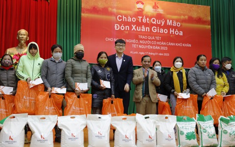 Quỹ từ thiện Kim Oanh tặng 8.000 phần quà Tết và giúp xây 10 căn nhà tình thương