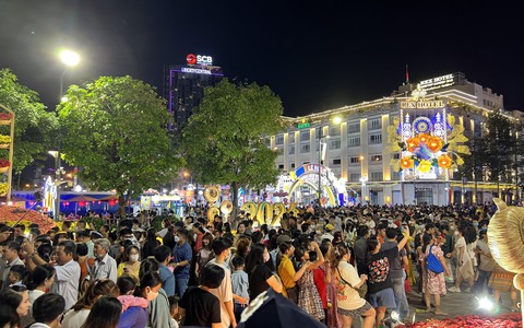 Đường hoa Nguyễn Huệ đón lượng khách kỷ lục trong dịp Tết