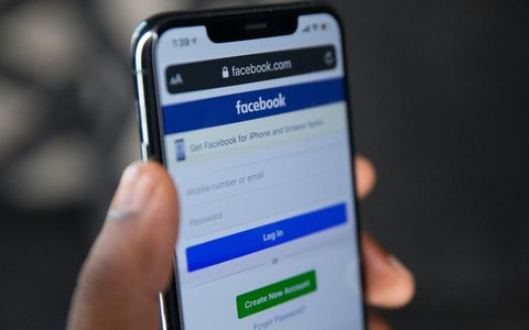 Nhân viên cũ tố Facebook âm thầm hút cạn pin điện thoại