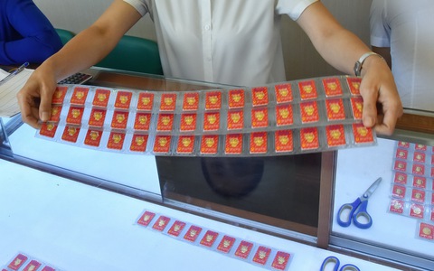 Giá vàng hôm nay 3-10: USD tăng giá dữ dội, vàng thế giới giảm mạnh
