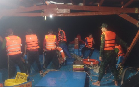CLIP: Thót tim cứu 15 ngư dân trên tàu cá bị chìm giữa biển