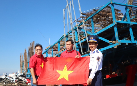 10.000 lá cờ tặng ngư dân Quảng Nam