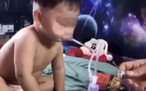 Xác minh clip bé 3 tuổi được cho là bị ép hút ma túy đá gây xôn xao mạng xã hội