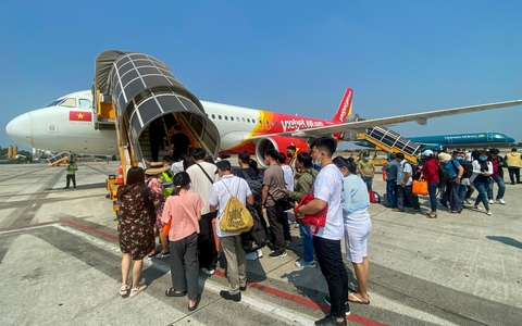 Giá vé máy bay cao cản trở phục hồi du lịch