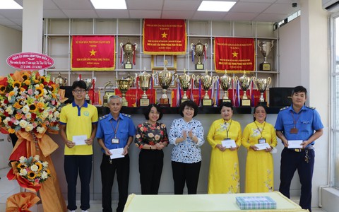Bí thư Quận ủy quận 1 nói chuyện về bóng đá nữ