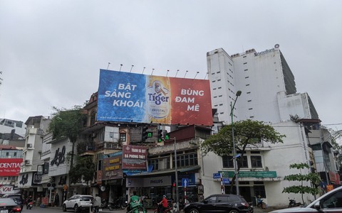 "Mỏ vàng" quảng cáo ngoài trời: Chủ tịch Trần Sỹ Thanh yêu cầu rà soát toàn thành phố