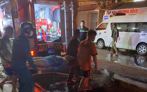 Phá tường, cứu 2 người trong đám cháy ở trung tâm Đà Nẵng