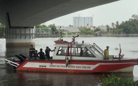 Đạp xe lên giữa cầu, người đàn ông rơi sông Sài Gòn mất tích