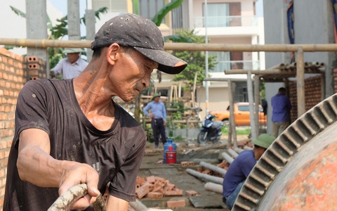 Người lao động mưu sinh dưới tiết trời nắng như "đổ lửa"