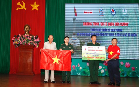 Tặng cờ Tổ quốc, trao học bổng ở vùng biên Tây Ninh