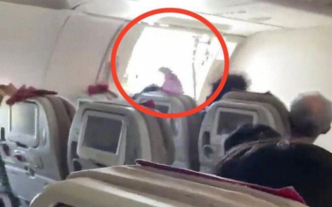 Vụ khách mở tung cửa thoát hiểm máy bay Hàn Quốc: Vì "muốn xuống nhanh chóng"