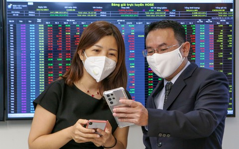Chứng khoán trở lại xanh sàn