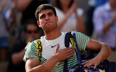 Roland Garros: Alcaraz nói gì về chấn thương trong thất bại trước Djokovic?
