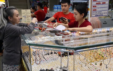 Giá vàng hôm nay 10-6: Vàng SJC biến động bất thường