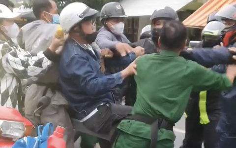 Vụ nhóm người đi môtô "tỏ thái độ": Đừng cho mình quyền đứng trên tất cả!