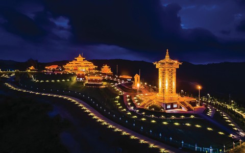 Giải mã giá trị văn hóa tâm linh và tiềm năng du lịch của Đại bảo tháp kinh luân lớn nhất thế giới
