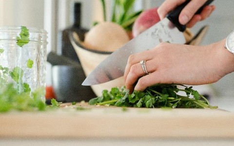 Chấm điểm “đầu bếp giảm mặn” tại gia thông qua thói quen nấu ăn hàng ngày
